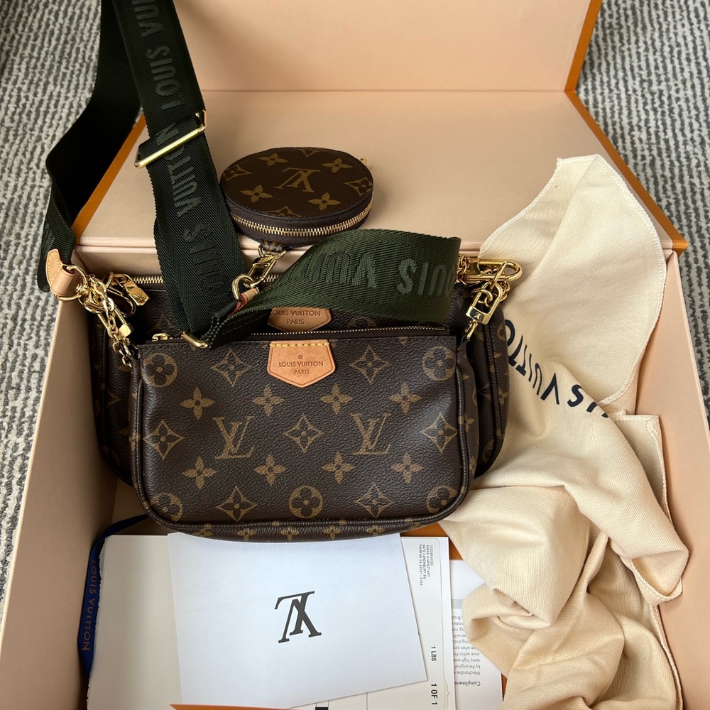 Louis Vuitton multi pochette bag for sale. Like new condition.